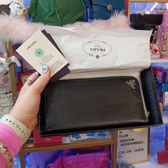 Prada Large Organizer Wallet Unisex Chipped - Picture 1 of 1